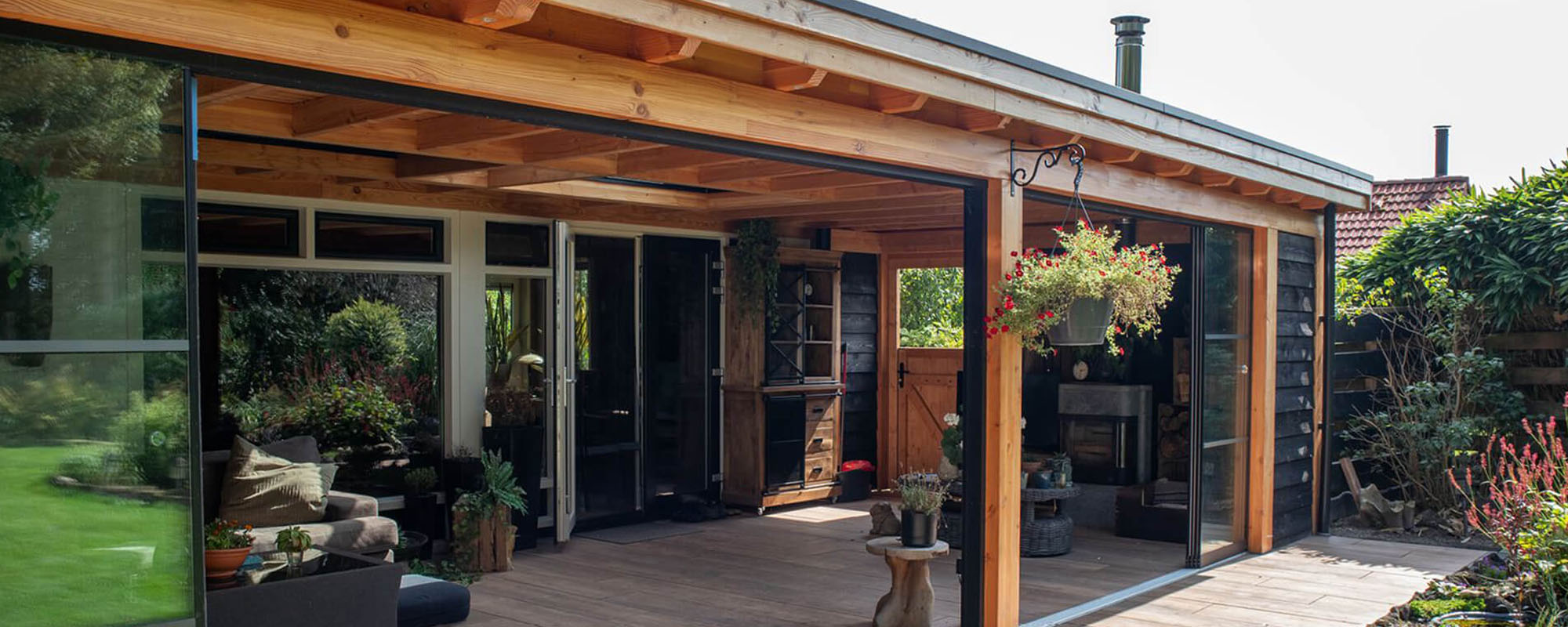 Houten tuinkamers met vlak dak